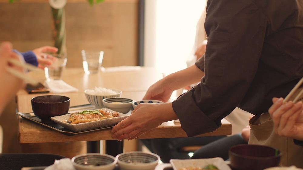 ⑥仲間でご飯会（絆を感じる）